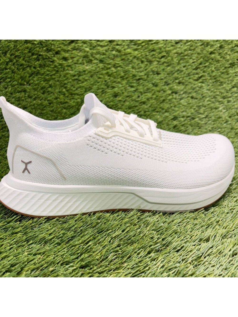 Flux Adapt Runner White Gum Mens Size 9 Womens Size 10.5 Athletic Shoes Sneakers